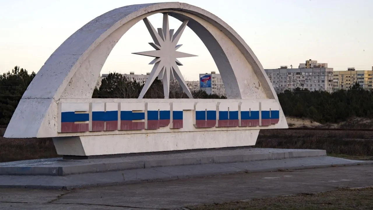 Власти Энергодара ограничили выезд и въезд в город Движение через КПП закрыто после атаки ВСУ на две автозаправочные станции Мэр города спутника Запорожской АЭС Максим Пухов заявил что опасность повторных ударов сохраняется Оставайтесь в укрытиях или на безопасном удалении не приближайтесь к АЗС написал Пухов в мессенджере МАКС В результате атаки на автозаправочные станции загорелся один автомобиль и колонка Информации о пострадавших не поступало Подписаться на Говорит Москва Telegram VK МАКС