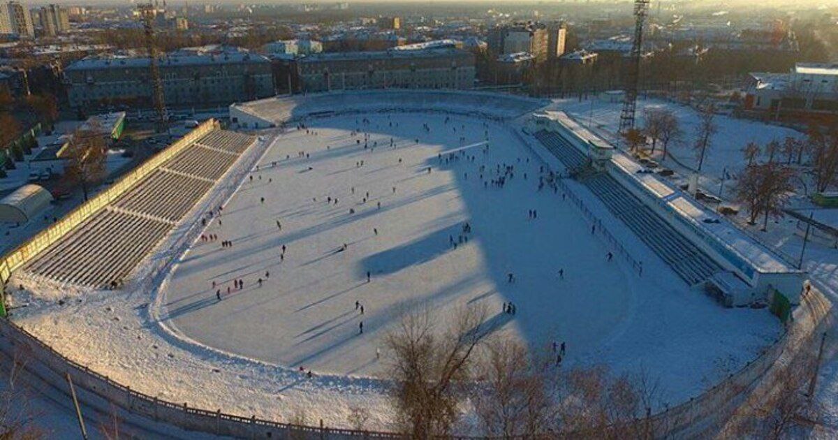 Самый большой открытый каток запустят завтра в Черниковке. Площадь льда на стадионе «Строитель» – 17 тыс. м².     Спутник FM – Уфимская Волна