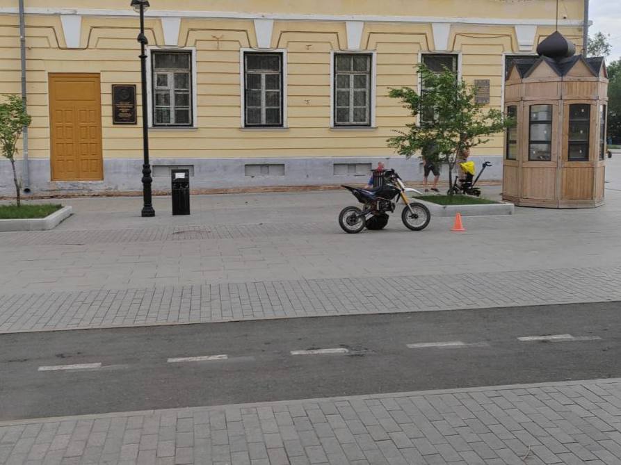 В Оренбурге на Советской 16-летний подросток на питбайке сбил мужчину с его малолетним сыном. Годовалого малыша увезли в больницу для осмотра медиками.