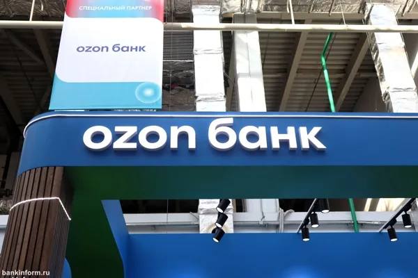 Банк России выдал Ozon Банку лицензию на осуществление брокерской деятельности Ozon в 2026 году планирует развивать инвестиционное направление бизнеса через финтех подразделение Летом была зарегистрирована УК Озон Управление активами в декабре она получила лицензию управляющей компании на осуществление деятельности по управлению инвестиционными фондами паевыми инвестиционными фондами и негосударственными пенсионными фондами Также Ozon планирует получить депозитарную лицензию В следующем году Ozon планирует предложить клиентам вкладываться в паевые инвестфонды ПИФ и цифровые финансовые активы ЦФА По мере развития брокера появятся и другие инвестсервисы в том числе торговля акциями российских компаний В первую очередь будут запущены продукты для розничных инвесторов но Ozon рассматривает решения и для юрлиц