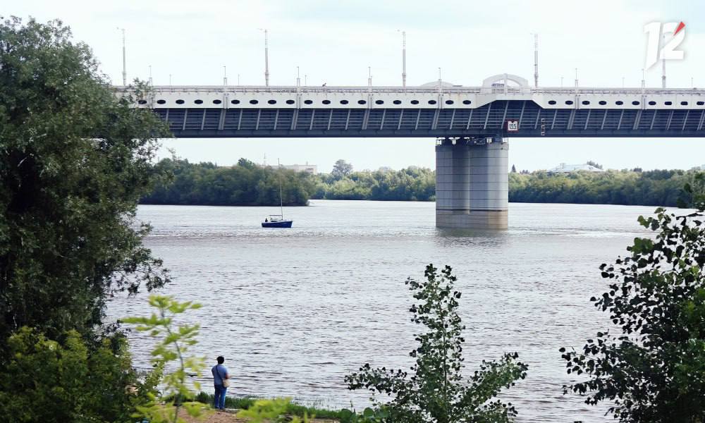 Мост у телецентра перекроют на одну ночь  В ночь с 4 на 5 января движение по мосту у телецентра будет полностью закрыто. Рабочие установят разделительные столбы для полосы реверсивного движения. Опоры под светофоры на въезде к мосту уже установлены.  Проезд по средней полосе переменного направления будет разрешен только при включенном зеленом сигнале светофора, установленном над полосой.  Новая схема движения будет доступна уже 9 января.