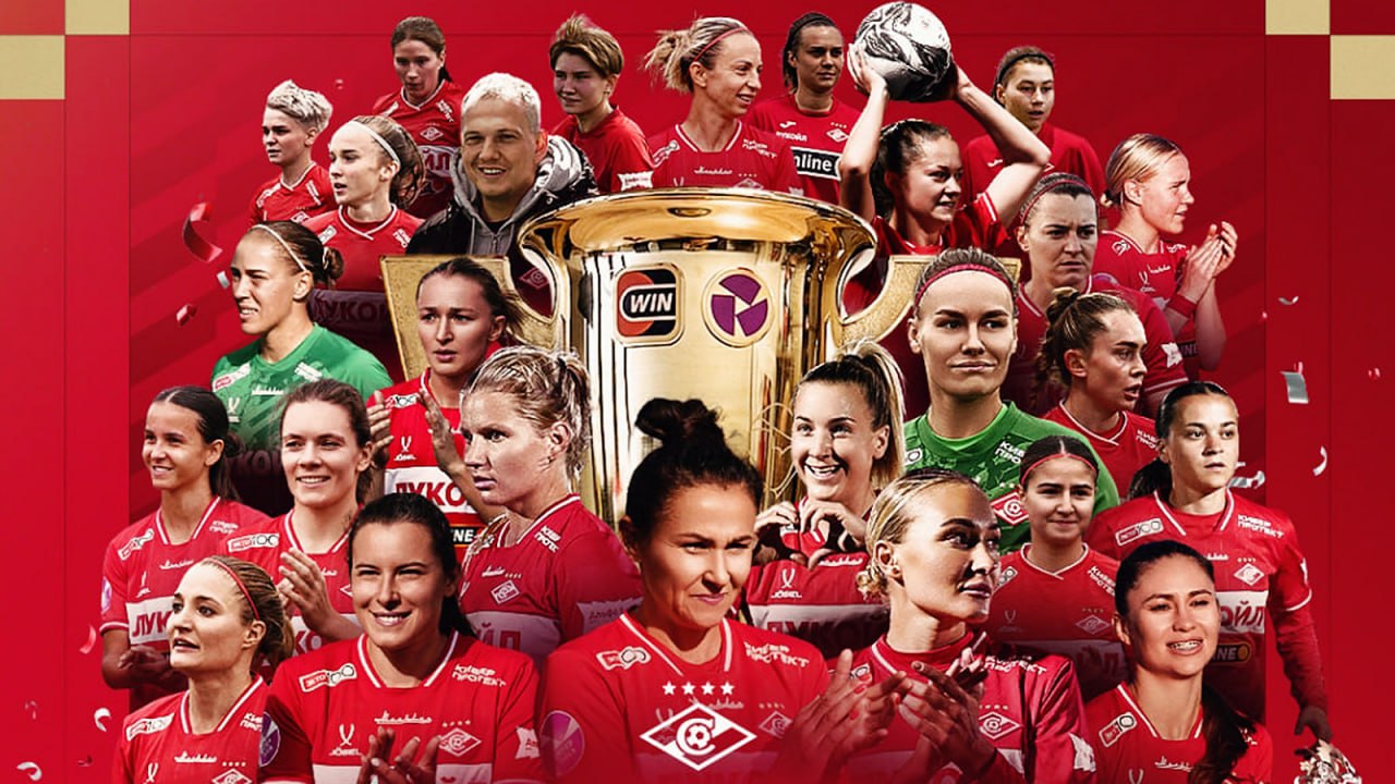 Футболистки Спартака завоевали титул чемпионок России 2025 года В предпоследнем 25 м туре Суперлиги лидер турнирной таблицы на своем поле сыграл вничью с ЦСКА со счетом 2 2 и с 4 очковым отрывом стал недосягаем для ближайших конкуренток из армейского клуба В составе красно белых отличились Наталья Машина и Тияна Филипович За красно синих забили Невена Дамьянович и Милена Николич Это чемпионство стало первым для женского Спартака в истории