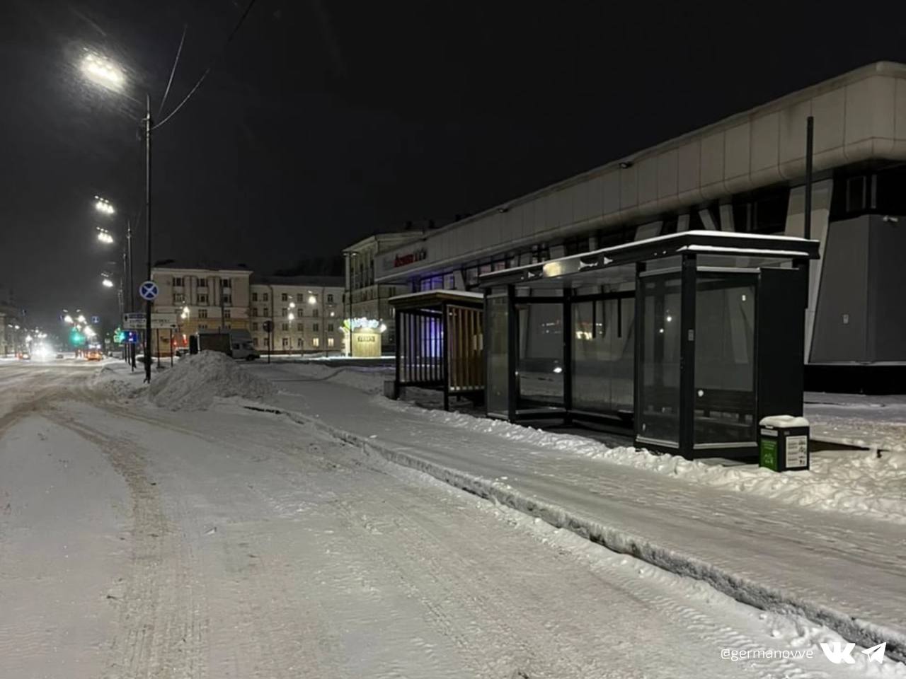 Отгрузка снега на Октябрьском мосту начнется ближайшей ночью. Без ограничений движения обойтись не получится.    Вечером техника зайдет на перекресток Октябрьского проспекта и улицы Раахе. Именно отсюда снег уберут в первую очередь. Как только из Зашекснинского района уйдет последний автобус, а это будет в полночь, начнется основной фронт работ. Снег на Октябрьском мосту необходимо убрать за 5 часов. К началу движения общественного транспорта спецтехники на мосту быть уже не должно.    Если ближайшую ночь вы планируете провести за рулем, то в Зашекснинский лучше ехать через Архангельский мост.    «Спецавтотранс» продолжает избавлять наш город от последствий метели. За минувшие сутки на снегоплавилки вывезли 529 грузовиков снега. Дороги сейчас чистят 16 коммунальных машин, а 16 тракторов убирают тротуары, чтобы вам было удобно ходить.    По прогнозам синоптиков, в понедельник атлантический циклон возьмет небольшую передышку. Однако во вторник осадки возобновятся вновь.