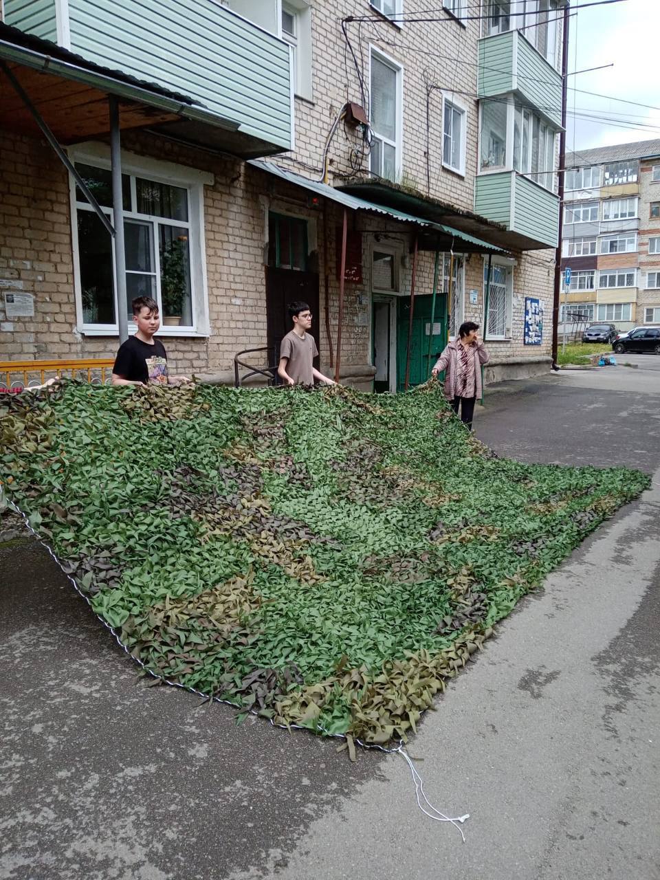 В зону проведения СВО направили 12 маскировочных сетей Очередную партию из 12 маскировочных сетей, которые изготовили неравнодушные жители и молодежь Урупского района, направили в зону проведения специальной военной операции. Отметим, Карачаево-Черкесия с первых дней СВО включилась в работу по оказанию поддержки нашим бойцам. Так, в рамках работы Единого штаба по сбору централизованной помощи для военнослужащих из Карачаево-Черкесии под руководством Главы республики Рашида Темрезова на передовую было отправлено порядка 1500 тонн груза.
