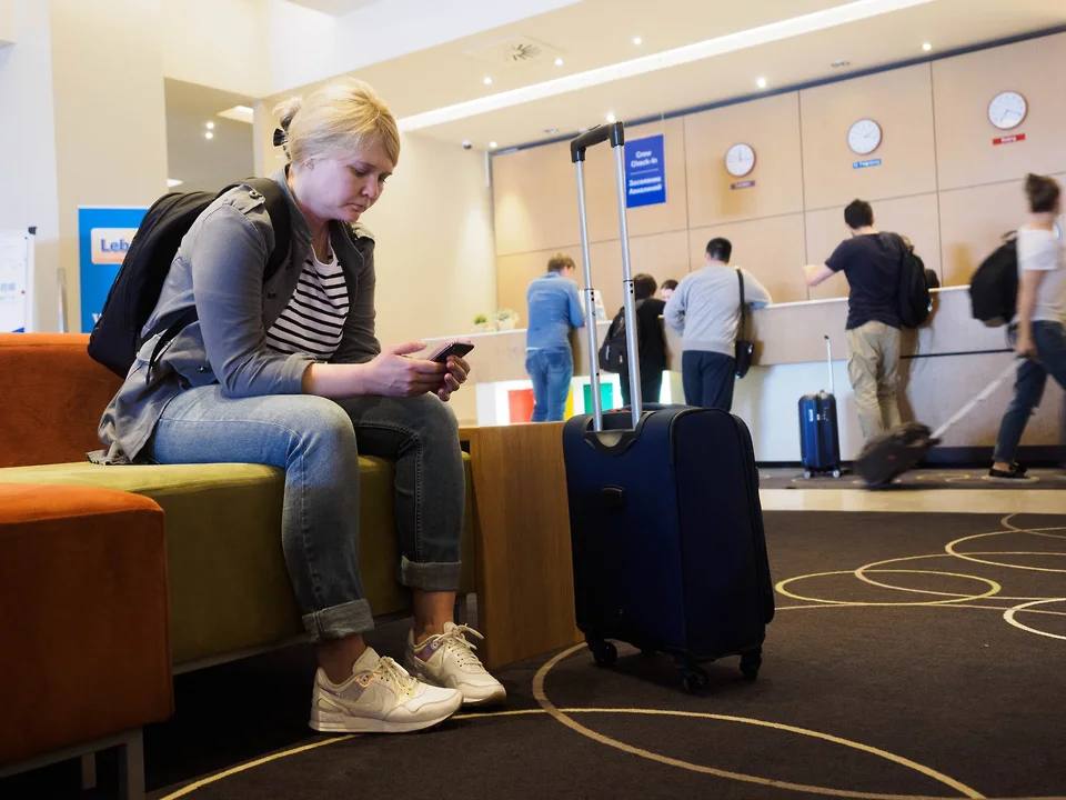 Гостиничное строительство расширяется на господдержке В этом году в России могут сдать 10 тыс. новых гостиничных номеров. Это почти в четыре раза больше, чем в прошлом, и рекордное значение за 11 лет. Развитию рынка способствуют рост туристического потока и меры господдержки. Но краткосрочное увеличение ввода не решит проблему дефицита гостиничных номеров в периоды пикового спроса. А в дальнейшем развитие инфраструктуры может замедлиться. Фото: Евгений Павленко/Коммерсантъ Подписывайтесь на «Ъ-Черноземье»