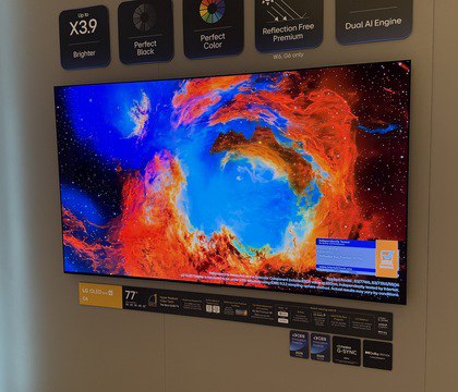 LG привезла на CES 2026 новые OLED телевизоры топовый G6 и сразу два C6 LG показала в рамках выставки CES 2026 новые OLED телевизоры включая флагманский G6 Он стал еще ярче чем предшественник В основе нового ТВ лежит технология LG Primary RGB Tandem 2 0 Она улучшает цвета и повышает контрастность Вместе с тем функция Brightness Booster Ultra увеличивает яркость на 20 в сравнении с LG G5 а Reflection Free Premium обеспечивает идеальный черный цвет при любых условиях освещения с коэффициентом отражения экрана менее 0 5