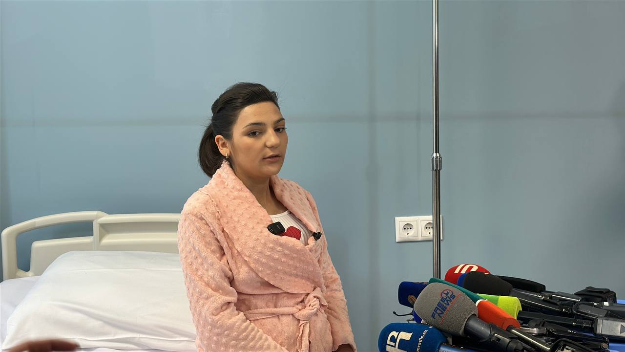 Этот случай войдет в армянские учебники медицины: врачи МЦ "Эребуни" о чудом выжившей женщине и ее новорожденном ребенке 23-летняя Рузанна Арутюнян, находящаяся на 8-м месяце беременности, вышла во двор за младшим ребенком во время ураганного ветра в Ереване, когда кусок кровли отлетел и врезался ей в живот. Родные сразу увезли пострадавшую в больницу, где ее оперативно прооперировали. На свет появилась девочка с раной у виска: ее существование в утробе матери спасло жизнь самой женщины, уверены врачи. "За 45 лет я не видел ничего подобного: чтобы беременная женщина получила такую травму в результате стихийного бедствия. По воле Всевышнего женщина и ребенок чудом спаслись", - сказал журналистам директор роддома Андраник Погосян. Сейчас мама и малышка находятся в разных больницах, они воссоединятся в ближайшие дни после выписки.