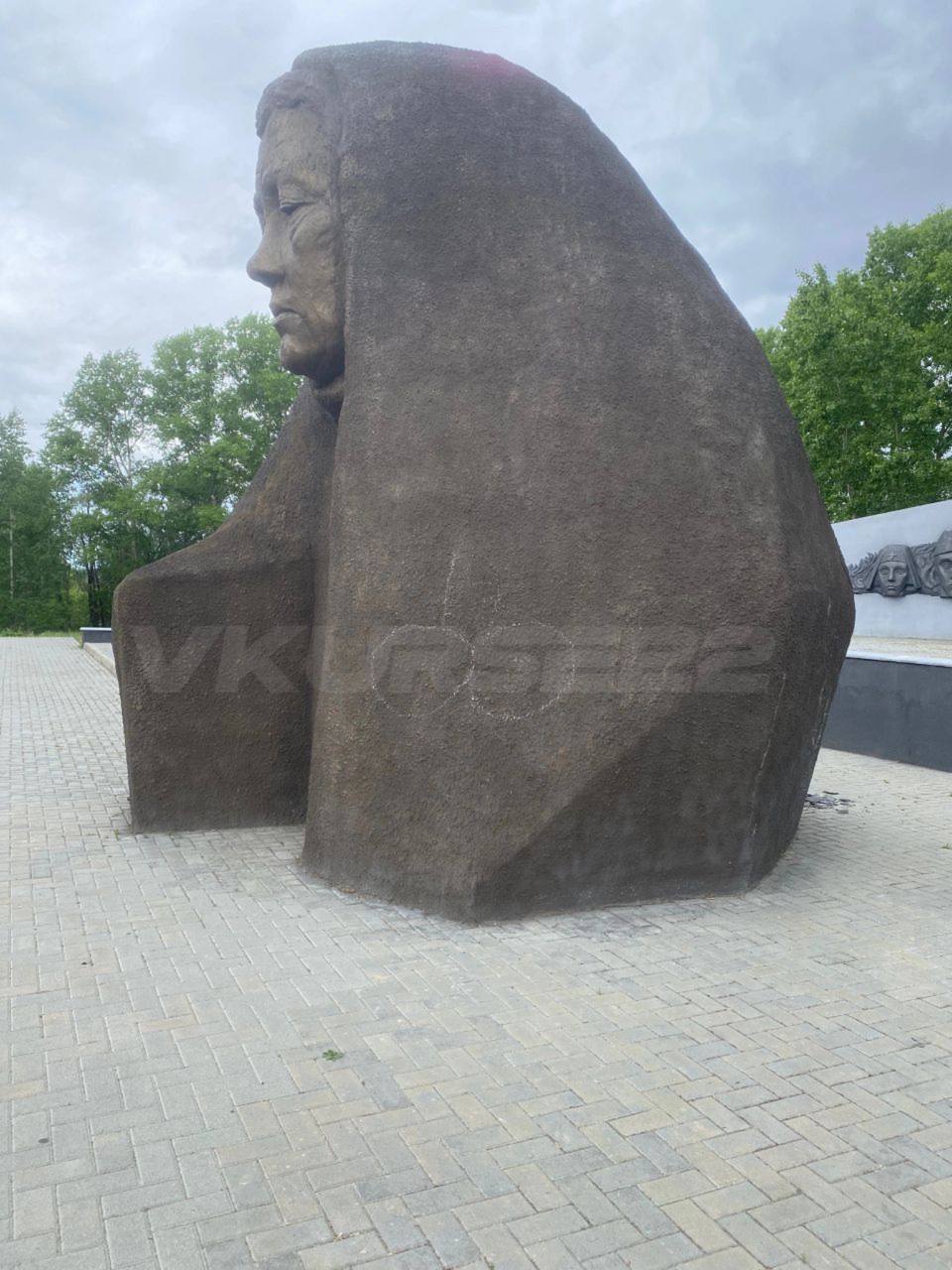 Подростки осквернили стеллу Скорбящей Матери. Со слов местных, подростков в селе Павловск осквернили стелу «Скорбящая Мать» на Мемориале Великой Отечественной войны. Правоохранители начали доследственную проверку по статье о вандализме. Юношу, который рисовал на стеле, установили, провели беседу с ним и его матерью и назначили штраф. СК Алтайского края уже проводит проверку. Подписаться Прислать новость