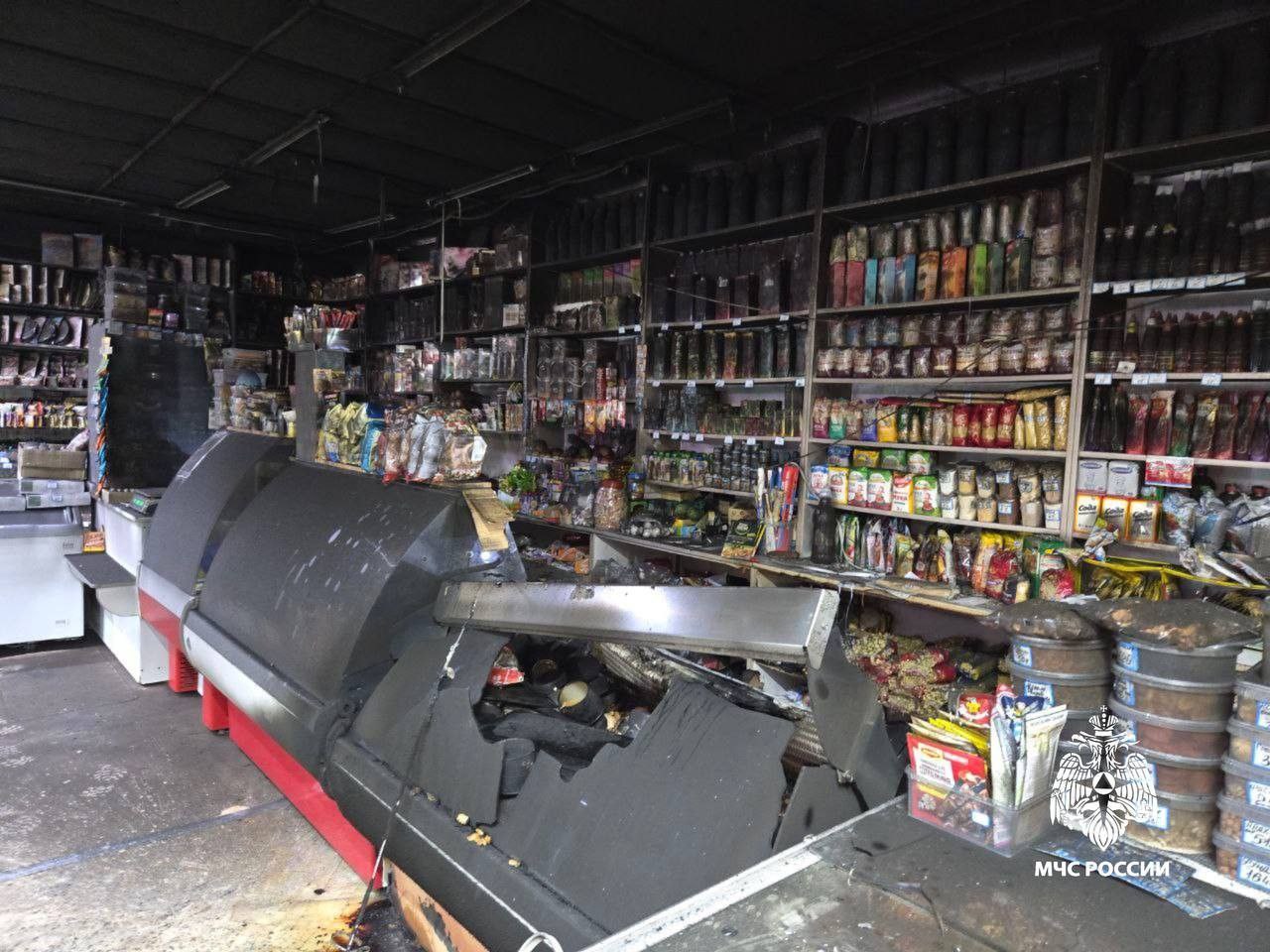 Неисправная проводка чуть не сгубила бизнес в Приморье В Дальнереченске продуктовый магазин на улице Школьной едва не был уничтожен ночным пожаром Возгорание началось в торговом зале но благодаря штатной работе сигнализации и оперативной реакции сторожа пожарным удалось быстро прибыть на место Специалисты уже установили причину инцидента короткое замыкание произошло в холодильном оборудовании Проблемы с электричеством могли стать причиной и другого пожара случившегося 31 января во Владивостоке в ветхом доме на улице Всеволода Сибирцева Это старое здание на восемь квартир имеет неясный статус а одна из проживавших там многодетных семей ждет переселения еще с 2012 года Сейчас погорельцы находятся в пункте временного размещения а расследование причин происшествия и ситуацию с жильцами контролирует прокуратура Deitaru