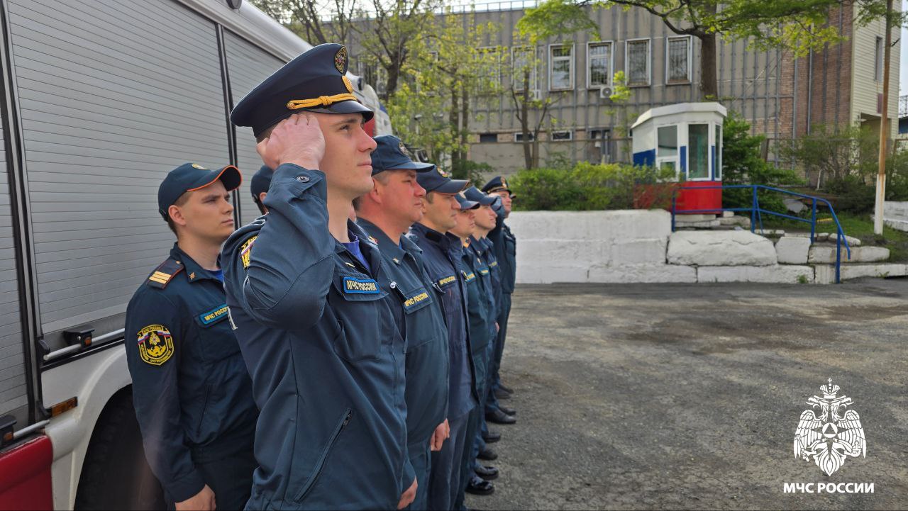 В Приморье за минувшие сутки ЧС не произошло на водных объектах зарегистрировано 1 происшествие В бухте Лазурная Владивостокского округа при купании утонул 58 летний мужчина очевидцы извлекли тело погибшего из воды пожарные для ликвидации последствий ДТП привлекались 3 раза зафиксировано 10 пожаров из них на 6 реагировали сотрудники МЧС России они привлекались на возгорание мусора в Артеме торгового павильона и на возгорание в ночном клубе во Владивостоке двух гаражей и неэксплуатируемой водонапорной башни в Уссурийском городском округе Погибших и пострадавших нет СводкаМЧС25 mchs vdk Подписывайся на МЧС России в Telegram MAX