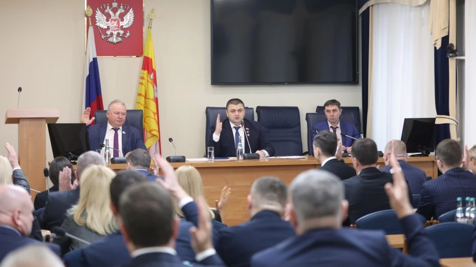 Городская дума в первом чтении приняла бюджет Воронежа на 2026 год Доходная часть бюджета в 2026 году увеличится на 404 млн рублей из них по налогам на 387 млн рублей Сумма зарезервированных средств в 2026 году составит 1 573 млрд рублей Воронежская область выделила 214 млн рублей на благоустройство общественных территорий Таким образом параметры бюджета на 2026 год составляют доходы 45 млрд 386 млн рублей расходы 45 млрд 978 млн рублей дефицит 592 млн рублей 3 от собственных доходов Дефицит должны покрыть остатки на счетах эти средства поступят в городской бюджет в конце 2025 года и перейдут на январь 2026 года