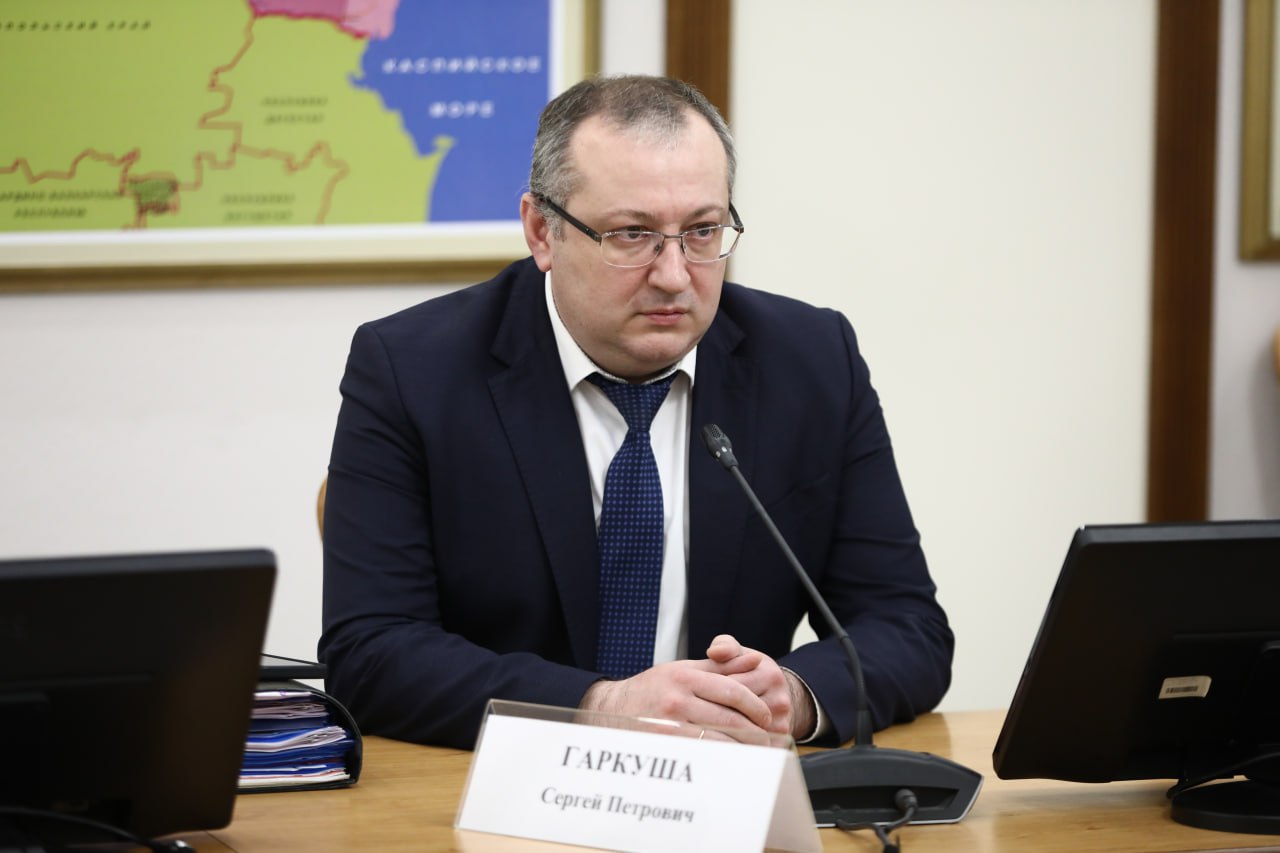 На Кубани появится рейтинг глав муниципалитетов по исполнению рождаемости Считаем целесообразным внедрение для глав муниципальных образований рейтинга эффективности исполнения показателей рождаемости Это напрямую влияет на выполнение показателя на краевом и федеральном уровнях Никто не знает запрос населения лучше чем глава который может внедрять в том числе и нефинансовые меры поддержки принцип семейноцентричности а также широко использовать информационную повестку сообщил глава Министерства труда и социального развития региона Сергей Гаркуша В крае уже действуют более 20 мер поддержки для семей с детьми С 1 января 2026 года расширили выплату регионального материнского капитала В детских садах создают ясельные группы а в вузах открывают детские комнаты admkrai