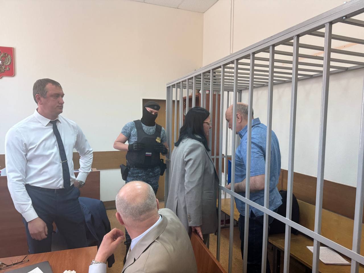 Суд приговорил экс-ректора КФУ Ильшата Гафурова к 22 годам колонии строгого режима В последнем слове Гафуров заявил, что не причастен к преступлению и попросил его оправдать. «Хочется выразить надежду, что все-таки будет учтено в моей жизни, что я не имею отношения к преступлениям, в которых меня обвиняют. Когда-то это произойдет. Главное, чтобы мы дожили до этого», — сказал подсудимый. Гособвинение ранее запросило для него 25 лет колонии строгого режима. • Бывшего ректора КФУ Ильшата Гафурова арестовали в декабре 2021 года. Его обвиняют в подстрекательстве к убийству по найму. Жертвой убийства стал бывший депутат и бизнесмен Айдар Исрафилов, его убили в Москве в 1999 году из пистолета. Исрафилов был депутатом Елабужского городского совета и публично критиковал Гафурова, который в тот момент занимал пост главы Елабуги. Подписаться Поддержать Написать нам
