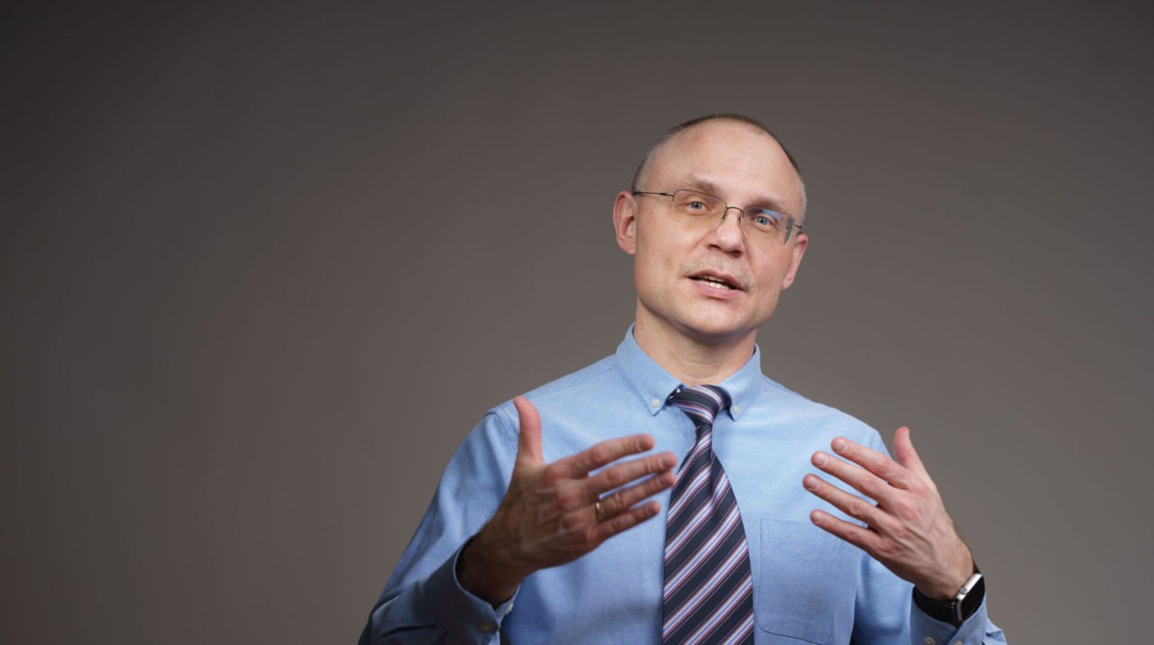 Эксперт предупредил о штрафах в лизинге авто и объяснил кому этот инструмент подойдет В Казахстане планируют внедрить лизинг на автомобили для физических лиц и это может изменить привычные схемы эксплуатации транспортных средств Digital Business обсудил эту ситуацию с Эдуардом Эдоковым главой Независимого автомобильного союза Вот основные тезисы Лизинг это аренда а не покупка В лизинге всегда есть жесткие ограничение по пробегу по состоянию авто и пр Выкуп авто после лизинга производится по остаточной стоимости она может быть высокой но точно несоразмерной ежемесячному платежу За преждевременный выход из договора или уничтожение машины предусмотрены санкции Чтобы лизинг в Казахстане взлетел ежемесячный платеж должен быть ощутимо меньше чем кредитный платеж и рассрочка А кто будет субсидировать Ну государство раз оно заявило об этом но есть нюансы говорит Эдуард Эдоков Больше подробностей на сайте