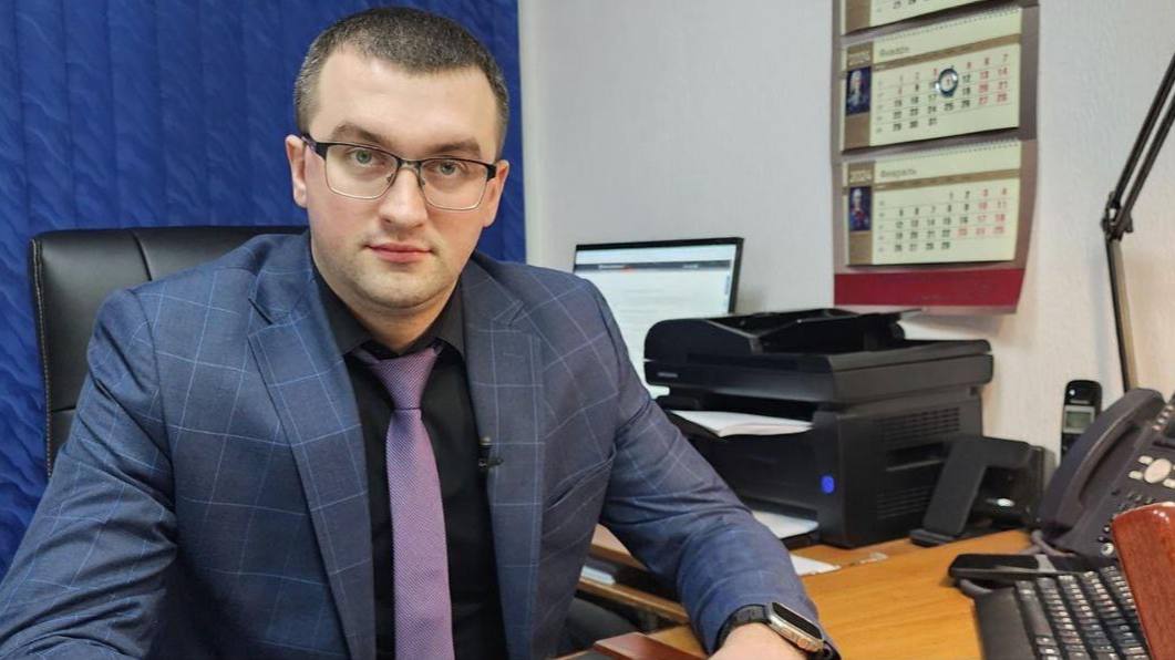 В Подмосковье задержан первый зампрокурора Домодедова Вадим Хлюстов  В Московской области арестован первый заместитель Домодедовского городского прокурора Вадим Хлюстов. Его обвиняют по статье 286 УК РФ за злоупотребление должностными полномочиями: на протяжении девяти месяцев он удерживал у себя уголовное дело в отношении Адониса Тумаша, который в 2024 году пытался заживо сжечь ребёнка.  Пока дело находилось у Хлюстова, Тумаш совершил новое нападение — с молотком набросился на двух малолетних девочек. Одна из них погибла от полученных травм.  Во время обыска в кабинете Хлюстова обнаружили и другие уголовные дела, пролежавшие без движения более двух лет, хотя по закону решение по ним должно приниматься в течение 10 суток.    Подписаться   Прислать новость