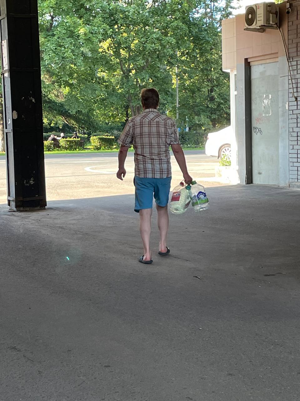 Дерьмовое управление городом налицо в подмосковном Королеве. На фоне конфликта администрации с жителями по поводу прокладки автодороги через Лосиный остров в наукограде разразилась коммунальная катастрофа. Неделю назад произошла авария на канализационно-насосной станции, и улицы залило потоками дерьма. Сразу после этого при обустройстве нового питающего водовода водоочистной станции произошла еще одна авария. Водоснабжение, естественно, прекратилось. Точки раздачи воды власти вовремя организовать не смогли; и люди в их поисках блуждали по городу с пятилитровыми бутылками. На следующий день после того как КНС все-таки починили, повредили водопровод, город опять остался без воды. Реки дерьма постепенно мелеют, но кое-где еще распространяют свои ароматы. Между попытками администрации продавить трассу через ЛО и коммунальными проблемами существует прямая связь. На незаконные без документов работы был подряжен королевский Водоканал. У него на них якобы был аварийный ордер, которого он нам так и не предъявил. В чем состоит «аварийность», работники нам тоже не ответили. Оказалось, что она реально была, но совсем в другом месте. Короче, качеству управления городом после этих событий можно поставить точный диагноз: оно дерьмовое.