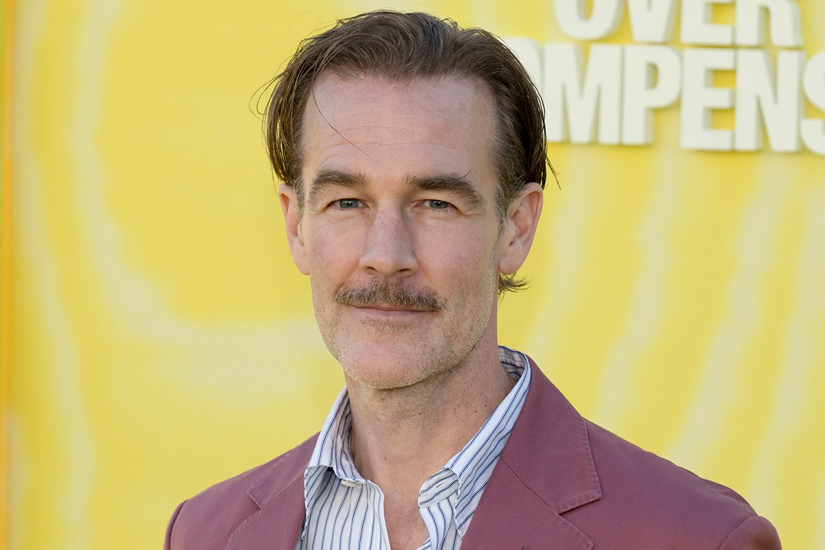 Умер актер Джеймс Ван Дер Бик звезда Бухты Доусона здоровый образ жизни не спас его от рака Джеймс Ван Дер Бик прославился в 1997 году когда вышел сериал Бухта Доусона моментально ставший большим хитом Герой Джеймса 15 летний Доусон Лири мечтал стать режиссером а пока что работал в видеопрокате и разбирался в отношениях с девушками Эта роль так и осталась самой известной в карьере актера Какие то фильмы с его участием пользовались относительным успехом Студенческая команда какие то с диким грохотом проваливались Потом Ван Дер Бик и вовсе пропал с радаров иногда мелькая в эпизодах популярных сериалов В 2024 актеру поставили диагноз рак кишечника его обнаружили уже на третьей стадии Ван Дер Бик активно боролся вел здоровый образ жизни и даже распродавал ради лечения вещи связанные с Бухтой Доусона и Студенческой командой хранившиеся в его архиве Но собранные средства не помогли 11 февраля 2026 года Джеймс Ван Дер Бик умер   Подписаться на truekpru Читать нас в MAX