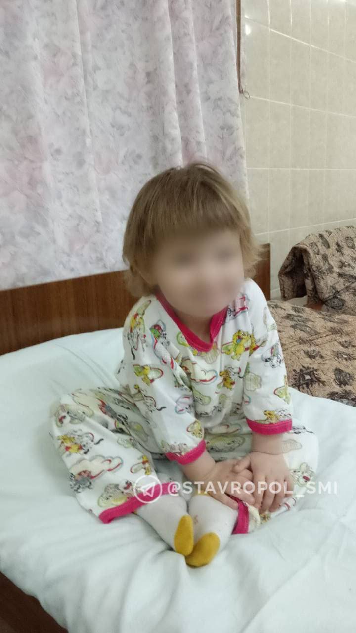 Двухлетняя малышка умерла от инсульта в ставропольском санатории В семье сын заболел туберкулезом и его положили в больницу где за ним ухаживала мама Наталья Дочки же прошли профилактическое лечение и отправились в оздоровительный санаторий Однако одним утром маме позвонили и сказали что младшая девочка Любовь умерла Сотрудники санатория сообщили что с ней было всё хорошо она просто легла спать и не проснулась По результатам вскрытия оказалось что у девочки случился инсульт Медсестра санатория сообщила что несколько дней девочка действительно была слаба но всё это списали на прием антигистаминных препаратов сообщают представители организации Право на жизнь К делу подключились юристы семьи chp26rus