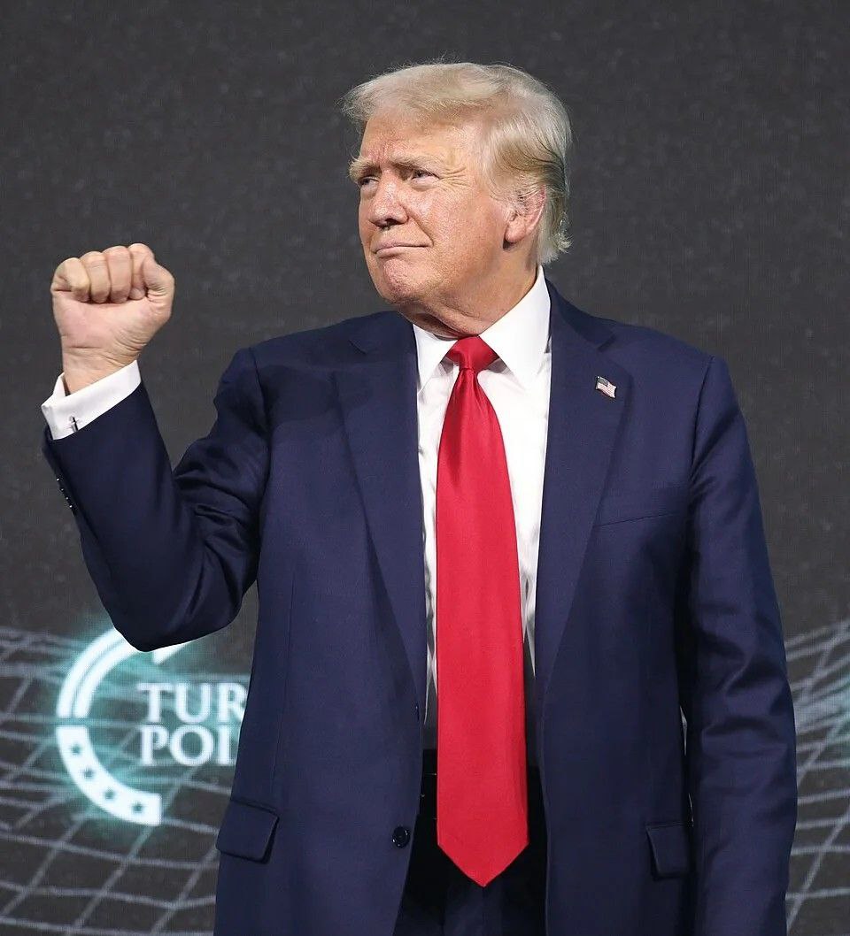 Аэропорт в Палм Бич может получить имя Трампа Палата представителей Флориды поддержала это решение Законопроект поддержал 81 законодатель 30 выступили против Если его одобрит сенат останется лишь подпись губернатора Рона Десантиса Кстати дорога ведущая к этому аэропорту уже носит имя действующего президента Подписаться на PRO transport