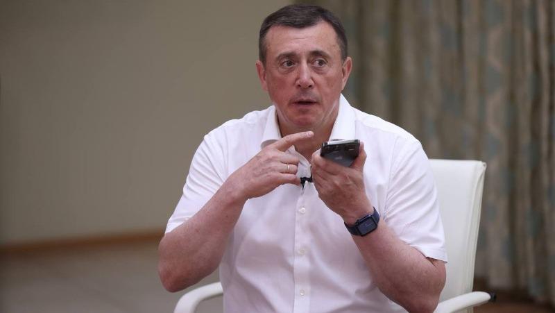 Мэр Томаринского округа Ольга Манжара: «Ни один вопрос на прямой линии не остался без ответа» Глава Томаринского округа Ольга Манжара поделилась впечатлениями о прямом эфире. Она отметила важные для ее муниципалитета темы, поднятые Валерием Лимаренко. 1 Первая тема — ликвидация остатков свалки на въезде в город Томари. С этой проблемой администрация работает совместно с областью. Так, при содействии профильного министерства, в 2025–2026 годах будет разработана проектно-сметная документация, а сами работы по рекультивации начнутся с 2027 года, — дополнила Ольга Манжара. 2 Вторая тема, которую подняли на прямой линии, стала сеть теплоснабжения на улице Карла Маркса в Красногорске. Ее регулярно прорывает, а люди испытывают трудности в холодное время года. Так, до конца сентября этого года завершится капитальный ремонт систем теплоснабжения в селе на участке по ул. Карла Маркса, где расположены дома № 97, 99, 101, 103, 105, 107. Работы проводит ООО „Строй-В“, — рассказала глава округа. Также Ольга Манжара поблагодарила региональные министерства и Валерия Лимаренко, которые активно содействуют в решении районных вопросов разного характера. ——— : Прислать нам новость: