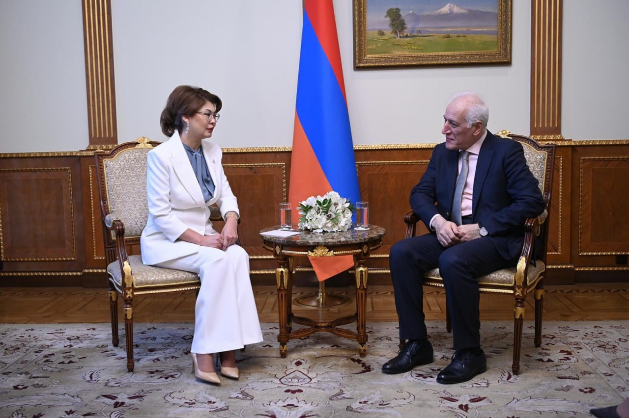 Президент Республики Ваагн Хачатурян принял министра культуры и информации Казахстана Аиду Балаеву. Заявление об этом распространил аппарат президента РА. Делегация во главе с министром находится в нашей стране 18-19 апреля для участия в мероприятиях Дней культуры Казахстана в Армении. Приветствуя министра, президент Хачатурян подчеркнул, что подобные визиты не только углубляют двусторонние связи, но и вдыхают новую жизнь в развитие дружественных отношений между народами. Он отметил, что культура, как проявление духовной идентичности народов, играет исключительную роль в сближении разных наций, повышении узнаваемости друг друга и наведении мостов доверия. Министр Аида Балаева, в свою очередь, выразила благодарность за теплый прием и гостеприимство, высоко оценив возможность проведения Дней казахской культуры в Армении. Он подчеркнул важность преемственности и углубления культурного диалога как прочной основы для взаимного признания и взаимопонимания между народами. В своей речи министр в лице президента Республики поздравила и пожелала мира и благополучия народу Армении по случаю наступающего праздника Святой Пасхи – Воскресения Христова. В ходе встречи стороны обменялись мнениями о путях углубления сотрудничества двух стран в сфере культуры и смежных областях. Стороны согласились, что самый короткий и эффективный путь для народов узнать друг друга — это представиться друг другу через культуру, поскольку именно культура несет в себе язык ценностей, мышления и исторической памяти.
