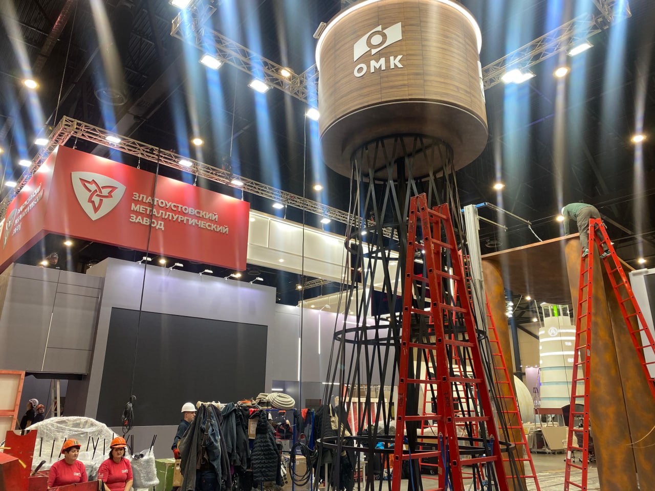 В Санкт Петербурге завершается строительство Города металлургов 31 я Международная промышленная выставка Металл Экспо станет крупнейшим экспо событием Северо Запада Более 800 выставочных стендов ведущих индустриальных компаний 11 14 ноября посетят порядка 20 000 гостей из различных отраслей промышленности смежных с металлургией Около 3 000 специалистов проектировщиков дизайнеров строителей в эти часы превращают КВЦ Экспофорум в самый настоящий Город металлургов Отличительной особенностью этого года станет широкая линейка оборудования в рамках салона МеталлургМаш в павильоне H монтируются мощные линии и станки весом свыше 20 тонн Их работу можно будет протестировать вживую 40 тысяч квадратных метров инноваций решений и живых деловых контактов металлургия машиностроение металлоторговля СМЦ все это на Металл Экспо Регистрация Деловая программа Схема выставки Схема проезда Помощник Телеграм бот Металл Экспо metal expo bot МеталлЭкспо2025