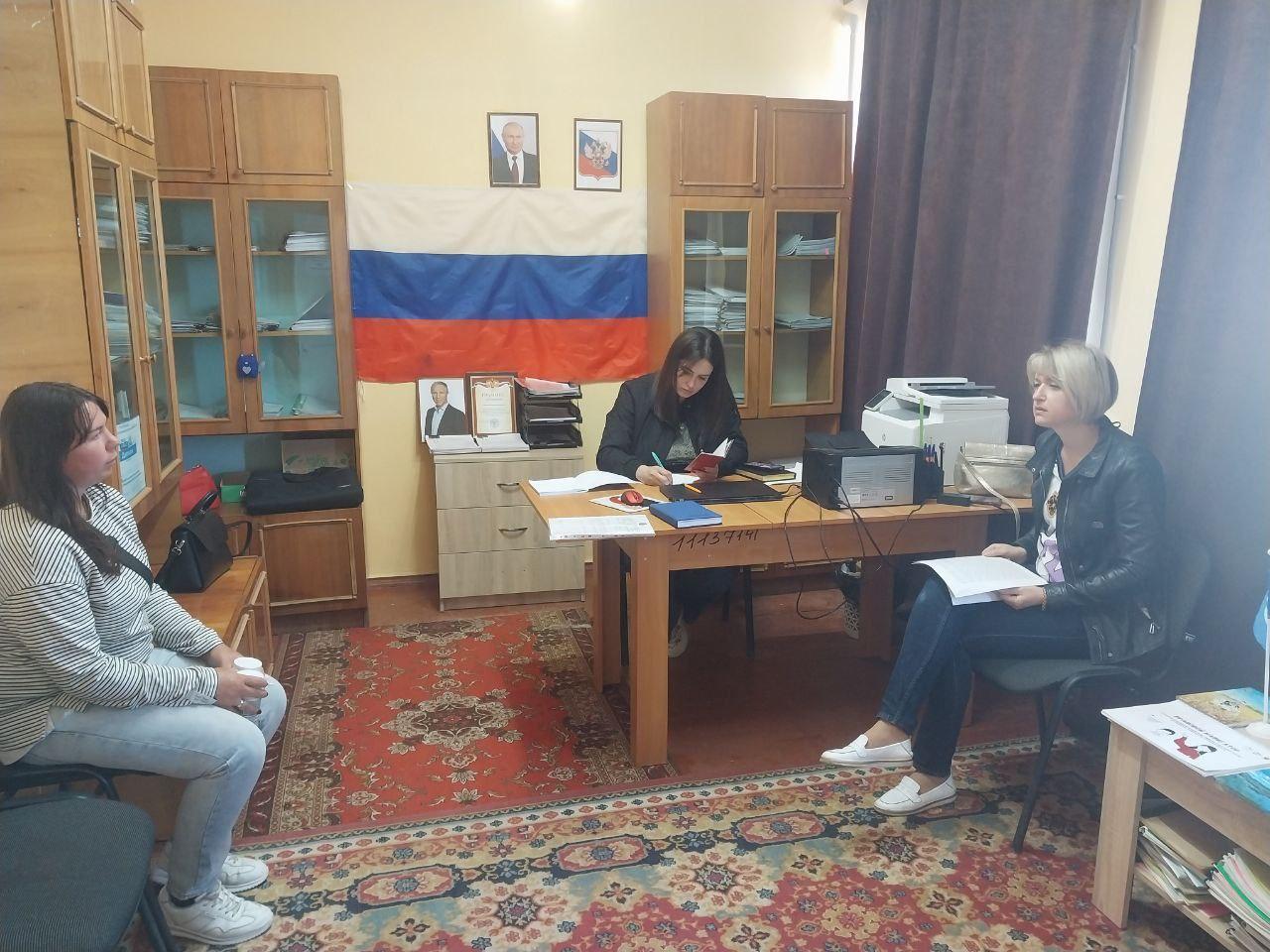 В Новософиевском сельском поселении прошел прием граждан В Новософиевском сельском поселении в рамках открытого приема граждан состоялась встреча, на которой были рассмотрены актуальные вопросы и проблемы, волнующие местных жителей. На повестке дня были рассмотрены следующие вопросы: - присвоение статуса «Мать-героиня»; - решение вопроса по изменению графика движения рейсового автобуса; - оплата за жилищно-коммунальные услуги; - назначение социальных выплат. Каждый заявитель получил возможность высказать свои пожелания и предложения, а также советы по возможным решениям проблемы. Мы понимаем, как важно для жителей иметь доступ к качественным услугам и комфортной городской среде. Работа с обращениями граждан является одним из важнейших направлений деятельности администрации. Такие приемы позволяют нам оперативно реагировать на социальные, экономические и правовые проблемы и находить оптимальные решения. Все поднятые вопросы взяты на контроль и уже переданы в работу уполномоченным лицам. Приемы граждан проходят по предварительной записи. Записаться на приём можно по телефону: +7 990 225-19-39.