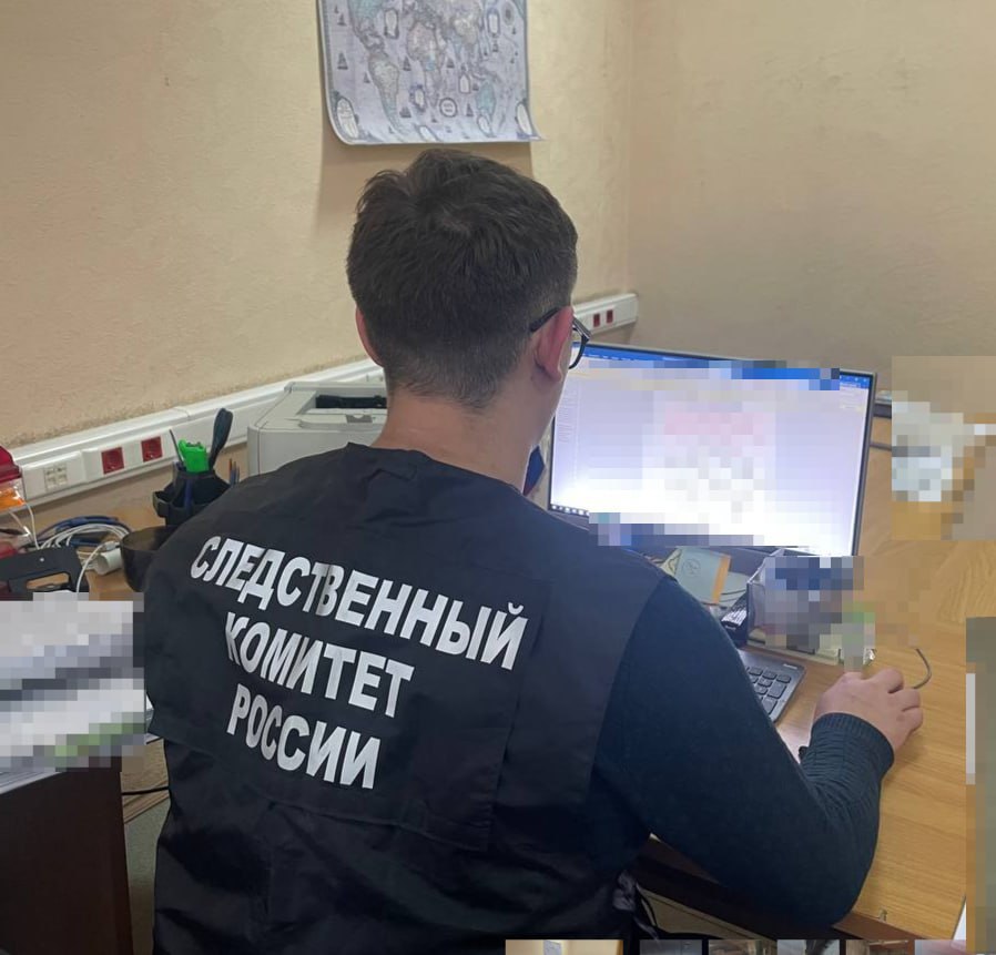 На Камчатке погиб мужчина при ремонте автомобиля В поселке Палана произошел трагический инцидент — 53-летний дорожный рабочий погиб во время ремонта собственного автомобиля. Как стало известно "ЧП Камчатка", 29 июня мужчина находился в гаражном боксе дорожного предприятия на улице Набережная. Он поднял машину домкратом и установил ее на деревянные брусья, после чего забрался под автомобиль. В ходе ремонта транспортное средство сорвалось и придавило мужчину, нанеся ему смертельные травмы головы и груди. Следственный комитет по Камчатскому краю проводит проверку обстоятельств происшествия. По ее результатам будет принято процессуальное решение в соответствии с законом.
