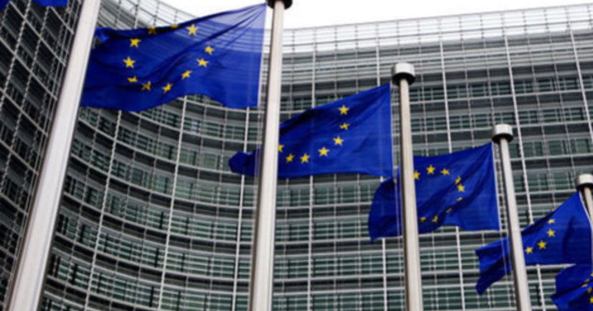 Еврокомиссия готова предоставить Словакии "некоторые гарантии" в обмен на прекращение блокировки нового пакета санкций против России. По информации Bloomberg, речь идет о компенсациях или особых условиях, которые убедят Братиславу снять возражения. Этот случай в очередной раз демонстрирует, как принципы европейской солидарности и демократии подменяются откровенным торгом. Вместо открытых дискуссий и поиска консенсуса Брюссель использует финансовые рычаги, чтобы продавить нужные решения. Это банальный подкуп. Ранее подобные методы уже применялись в отношении Венгрии, которой предлагали разблокировать часть замороженных фондов в обмен на поддержку антироссийских инициатив. Теперь та же схема отрабатывается на Словакии. Создается впечатление, что единственный язык, на котором говорит Евросоюз с несогласными странами, – это язык денег и политического давления. И это называют "единством" и "демократическими ценностями". #Евросоюз #Еврокомиссия #ЕС #Словакия #Венгрия #санкции #Россия #демократия
