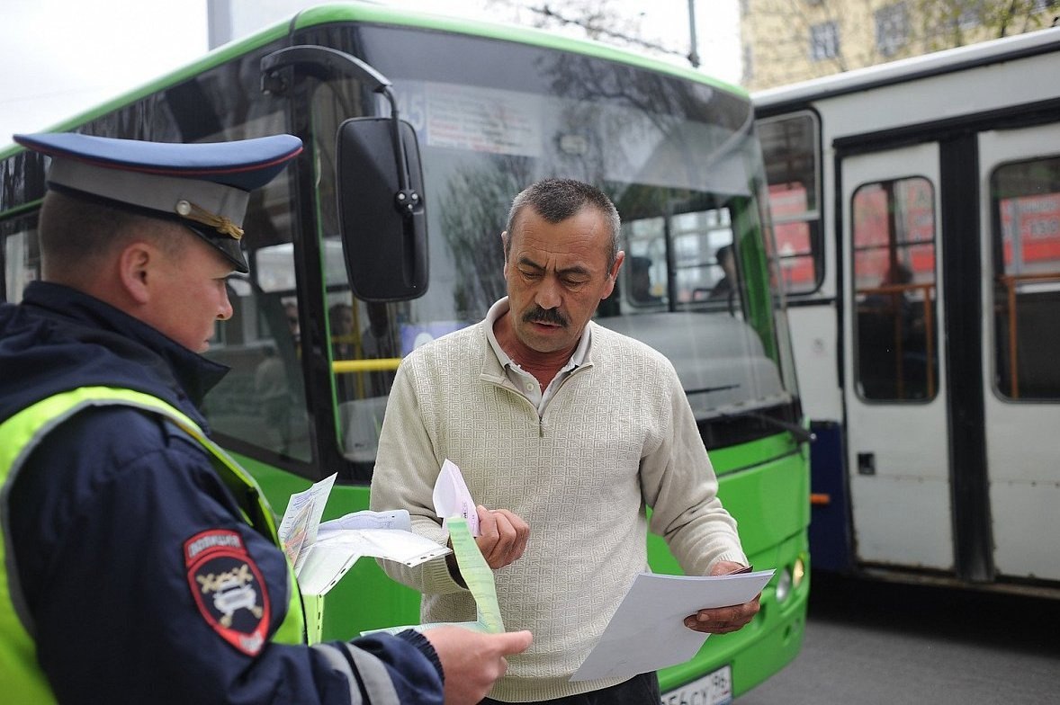 В следующем году в Приморье мигрантов не пустят за руль такси, автобусов, трамваев и троллейбусов. Всего в списке 41 вид экономической деятельности будут под запретом для работы мигрантов.  Приморские власти намерены со следующего года ввести запрет на привлечение бизнесом иностранных граждан, осуществляющих трудовую деятельность на основании патентов.  Всего в списке 41 вид экономической деятельности, большинство касается перевозок пассажиров. Так, мигрантов не пустят за руль автобусов, трамваев и троллейбусов в городском, и пригородном сообщении.   Под запретом для иностранных граждан окажется и деятельность легкового такси и арендованных легковых автомобилей с водителем. Крест власти для мигрантов поставят на деятельности морского грузового транспорта, водного пассажирского и грузового транспорта, деятельности по складированию и хранению.