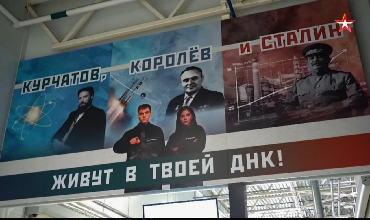 В 2025 году в России открыли 17 памятников, связанных со Сталиным Как сообщила социальный антрополог Александра Архипова, с 1995 по 2025 год было открыто 210 новых или реконструированных мемориальных объектов, посвященных Иосифу Сталину. Больше всего памятников поставили в Северо-Кавказском округе и Дагестане. Архипова отмечает, что это может быть связано с «локальным культом» Сталина. На втором месте по популярности — Приволжский округ, на третьем — Северо-Кавказский. «Но и вообще по этим данным видно, что новый культ Сталина тяготеет к центральной и южной части страны включая Северный Кавказ . Сибирь и Урал стараются от всего это отмежеваться», — отметила Архипова. Фото: «Звезда» Подписаться на «Новую-Европа»