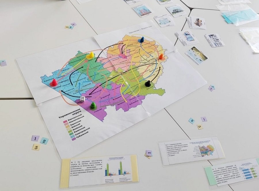 Учитель математики из Алтайского края создал настольную игру для детей Учитель Енисейской школы Бийского района Роман Комаров разработал игру Алтайский край от цифр к успеху путь к процветанию Идея создать игру по статистике возникла у Романа после апробации статистического сборника Алтайкрайстата Форму механику и правила игры определяли старшеклассники Они же выступали своего рода тестировщиками заданий аналитиками главными рецензентами Решая статистические задачи учащиеся узнают новое о регионе Информацию они получают через QR коды анализируют таблицы и графики а потом решают к примеру есть ли смысл строить в степной зоне лесоперерабатывающий завод или лучше открыть сельхозпредприятие В Алтайском институте развития образования имени Адриана Топорова отметили что игра Романа Комарова победила во Всероссийском учительском конкурсе на лучшую практику преподавания статистики Готовим лучших 2025 Катунь 24 в MAX