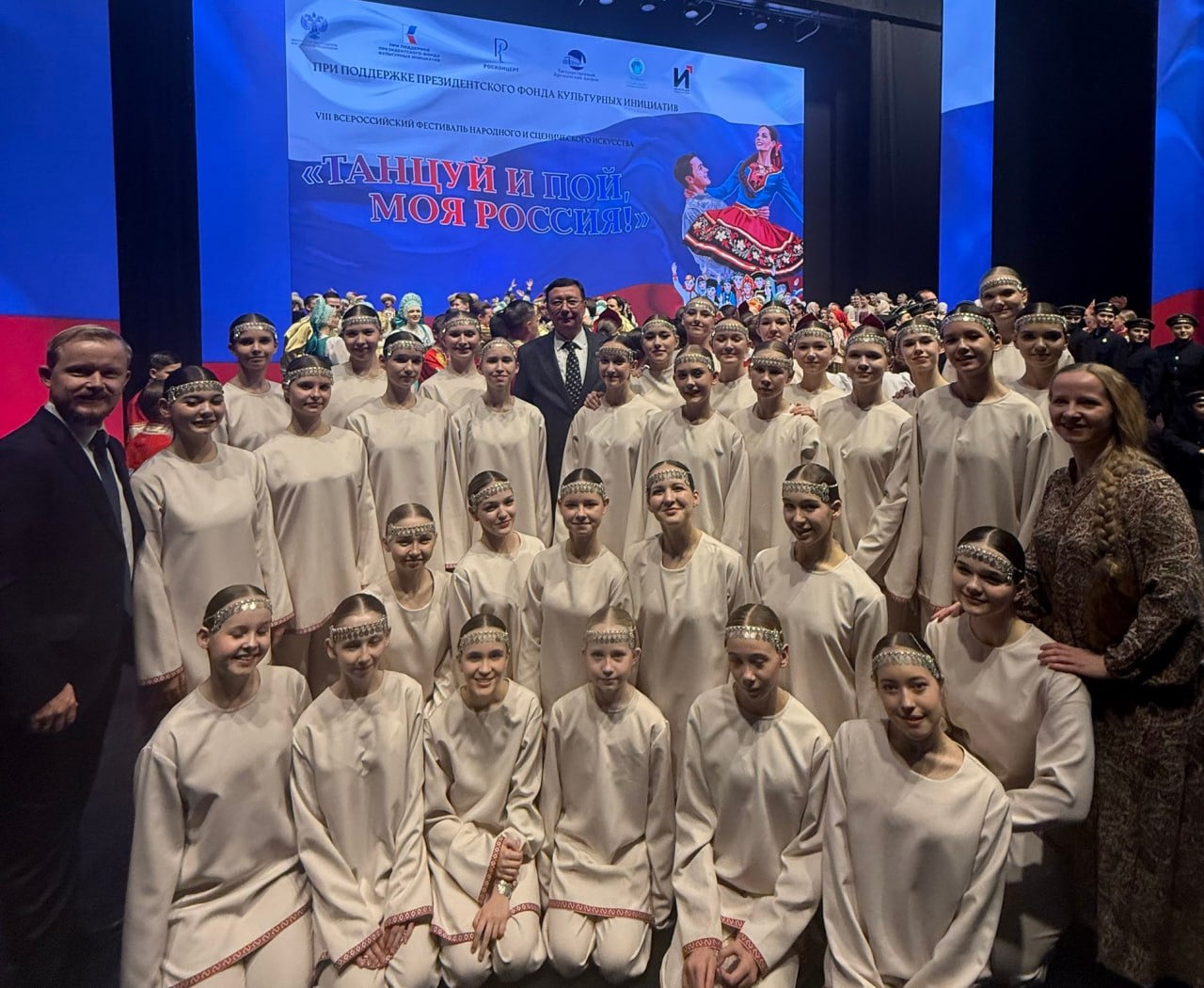 В Москве на сцене Государственного Кремлевского дворца состоялся гала концерт VIII Всероссийского фестиваля Танцуй и пой моя Россия Марий Эл на фестивале представляли без малого сто человек Заместитель Председателя Правительства Марий Эл министр культуры печати и по делам национальностей республики Константин Иванов на своей странице в социальной сети ВКонтакте рассказал что особенным украшением концерта стало выступление Всемарийского детского ансамбля танца Волгенче Юные танцоры удостоились высокой чести трижды выйти на главную сцену страны