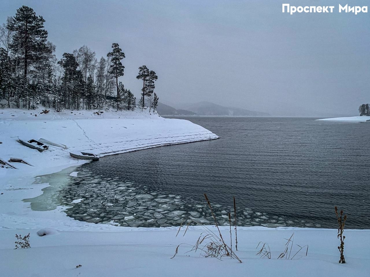 Сильный ветер и метель ожидаются в Красноярском крае. А в Красноярске?  По прогнозам синоптиков, на севере края и в центральных районах в течение дня ожидаются порывы ветра от 15 до 20 м/с и метель.  В Красноярске прогнозируется юго-западный ветер 7-12 м/с, порывы которого могут достигать 15-18 м/с.  Днем температура воздуха составит от -1 до -3 градусов. На дорогах будет гололедица.