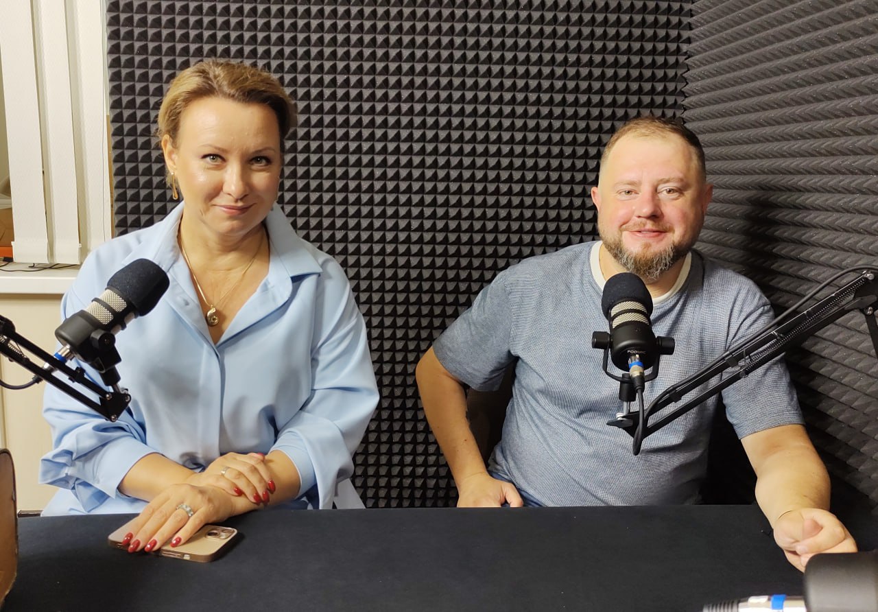 Спектакли без слов покажут на челябинском фестивале уличных театров В августе Челябинск превратится в одну большую сцену благодаря фестивалю уличных театров «Театры без крыш». Пешеходная часть улицы Кирова станет площадкой под открытым небом. На фестивале будут представлены спектакли без слов, которые требуют от актёров особой открытости и искренности. В новом эпизоде подкаста Натальи Малышкиной «Так культурно» о фестивале рассказали Диана Малышева, руководитель Дирекции фестивальных и культурно-массовых мероприятий Челябинской области, и Алексей Тетюев, художественный руководитель фестиваля. На фестивале будут представлены мимические спектакли, где актеры не используют слов. «Здесь, конечно же, очень важно, насколько артист открыт, и насколько у него, так сказать, горящее большое сердце, и он действительно любит то, что он делает, и любит тех, кто к нему приходит», - подчеркивает Алексей Тетюев.