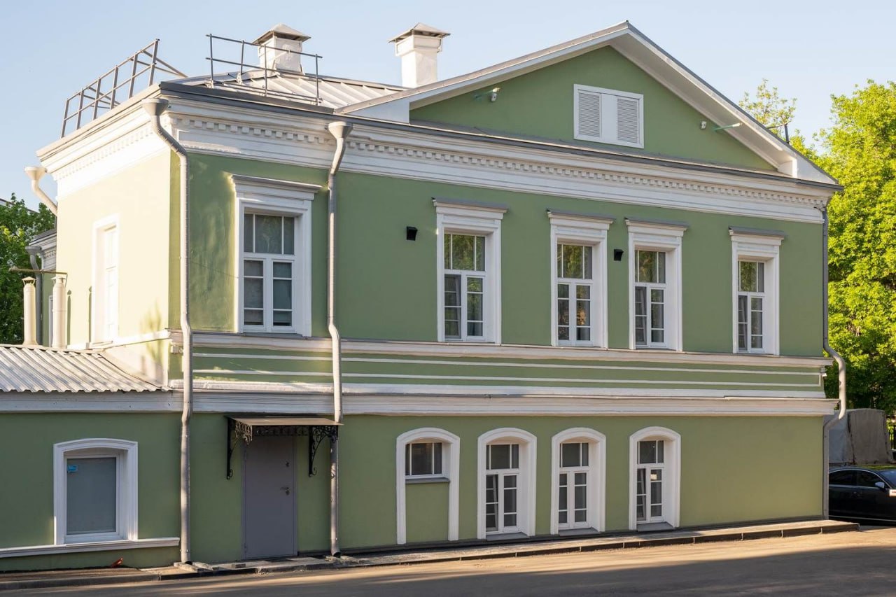 Двум инвесторам открывающим отели в объектах культурного наследия Нижегородской области частично возместили затраты на уплату процентов по кредитам В министерстве туризма и промыслов региона утвердили выплаты победителям первого конкурсного отбора В общей сложности предприниматели получили более 9 млн рублей Победителями стали две инициативы бутик отель Усадьба Евдокии Ермолаевой на восемь номеров и проект реставрации ОКН Жилой дом конца XIX начала XX в на 12 номеров Первый отель уже принимает гостей второй планируется открыть в 2026 году