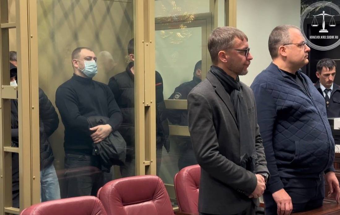 Жители Краснодарского края осуждены за совершение диверсий Краснодарским краевым судом оглашен приговор в отношении Шипулина Семена Айрапетяна Армана Евсеева Даниила и Яглова Максима признанных виновными в совершении преступлений предусмотренных ч 2 ст 281 УК РФ Установлено что в декабре 2022 года Шипулину поступило предложение о заработке путем совершения поджогов объектов транспортной инфраструктуры Понимая что один не справится он рассказал о возможности остальным подсудимым которые согласились на предложенные условия Так 9 декабря 2022 года подсудимые заранее подготовившись совершили поджог релейноного шкафа недалеко от ЖД станции Лорис получив за это денежное вознаграждение в размере 20 000 рублей 13 декабря 2022 года подсудимые на железнодорожной станции Краснодар Сортировочная в г Краснодаре совершили поджог кабины машиниста локомотива за что получили денежное вознаграждение в размере 100 000 рублей Преступная деятельность мужчин была выявлена и пресечена сотрудниками УФСБ России по Краснодарскому краю Судом в зависимости от степени и роли каждого из подсудимых в совершении групповых преступлений виновным назначены наказания Шипулину в виде лишения свободы на срок 15 лет первые 3 года лишения свободы в тюрьме оставшуюся часть в исправительной колонии строгого режима Айрапетяну 15 лет первые 3 года лишения свободы в тюрьме оставшуюся часть в исправительной колонии строгого режима Евсееву 15 лет первые 3 года лишения свободы в тюрьме оставшуюся часть в исправительной колонии строгого режима Яглову 13 лет первые 2 года лишения свободы в тюрьме оставшуюся часть в исправительной колонии строгого режима Приговор в законную силу не вступил Связь и запросы на размещение рекламы в Temruchok info bot Подпишись на Темрюк Инфо в MAX ВКонтакте Одноклассники