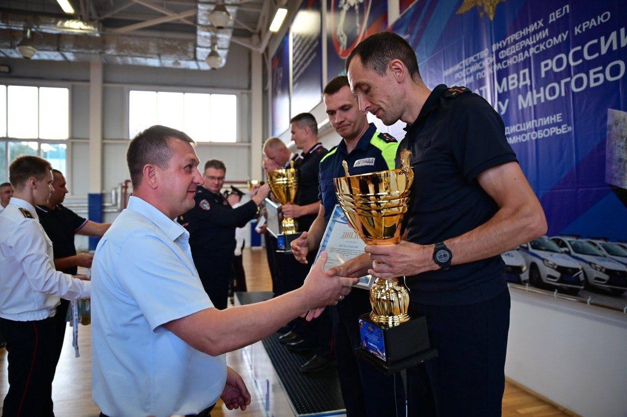 Поздравляем команду Курской области занявшую третье место в Чемпионате МВД России по служебному многоборью в спортивной дисциплине служебное автомногоборье В Новороссийске в течение трех дней 120 сотрудников из 60 регионов демонстрировали навыки владения табельным оружием скоростным маневрированием на служебных автомобилях а также состязались в физической выносливости и профессиональном мастерстве В командном зачете среди территориальных органов МВД России по второй группе третье место заняла команда УМВД России по Курской области Наш регион представили капитан полиции Андрей Сергеев старший эксперт криминалист УМВД России по г Курску и капитан полиции Николай Рощупкин командир взвода ДПС УМВД России по г Курску Кроме того Николай Рощупкин стал лучшим в номинации по знаниям ПДД
