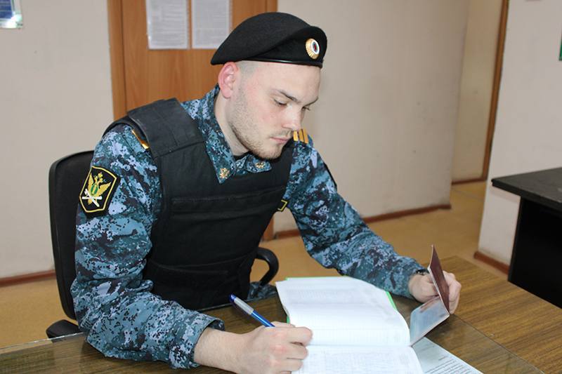 Житель Свердловской области, подписавший контракт с Минобороны России, выплатил долг по алиментам на сумму 550 тысяч рублей. Деньги поступили на содержание двух несовершеннолетних детей. В Талицком районе судебные приставы возбудили исполнительные производства из-за неуплаты алиментов. Мужчина проигнорировал уведомления и получил административное наказание в виде обязательных работ, но долг не погасил. Ему грозила уголовная ответственность. После разъяснительной беседы с приставом мужчина заключил контракт на военную службу. Средства на погашение долга удержали из его зарплаты военнослужащего.
