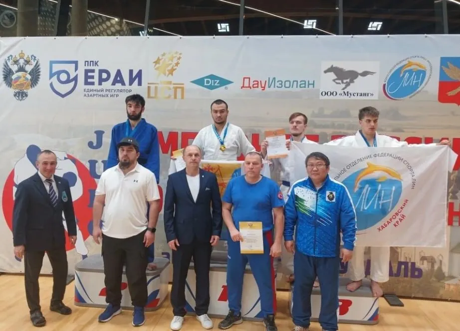 Бронза на вырост В Хабаровске появился еще один повод для спортивной гордости Воспитанник краевой спортивно адаптивной школы Артем Чепа взял бронзу чемпионата России по дзюдо среди спортсменов с интеллектуальными нарушениями Соревнования прошли в Суздале на татами Суздаль Арены На взрослый турнир съехались сильнейшие спортсмены страны и для 18 летнего хабаровчанина этот старт стал первым на таком уровне В весовой категории до 90 килограммов выступали девять участников из разных регионов Артем уверенно прошел первую схватку победив соперника из Владимирской области В полуфинале уступил спортсмену из Дагестана но в поединке за третье место собрался и забрал бронзу Тренер Алдар Хандамаев отметил что Артему только в декабре исполнилось 18 лет а соперники были заметно старше Но как показал турнир возраст это еще не все когда на татами выходит характер Эта медаль принесла хабаровчанину не только место на пьедестале но и норматив кандидата в мастера спорта России Теперь впереди новый вызов в ноябре Артем Чепа выступит на Кубке России в Тамбове Подписывайтесь на Amur Inside