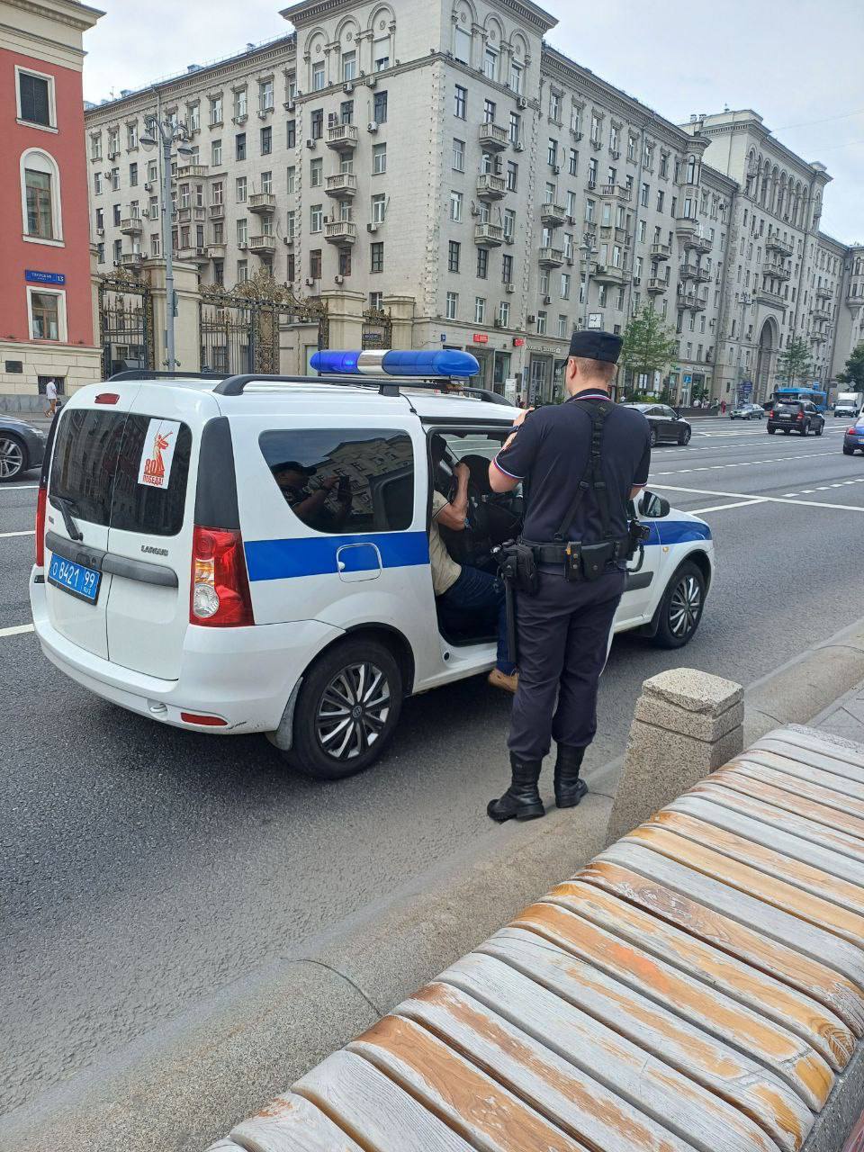 В Москве полиция задержала активиста, который вышел в одиночный пикет в защиту Крылатских холмов Активист Рустам Хамидович Махмудов вышел в одиночный пикет с плакатом «Мэр! Жители Крылатского ! Против ! Проекта застройки Крылатских холмов». Его отвезли в ОМВД по Тверскому району Москвы. UPD: Рустама Махмудова отпустили из отдела полиции, сообщили активисты. #москва Подписаться Помочь RusNews