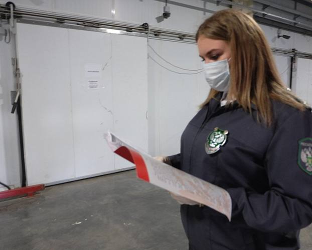 Опасная продукция на предприятии изъяли 51 кг колбасы без маркировки В Ростовской области была выявлена компания занимавшаяся производством колбасных изделий из не идентифицированного сырья Сообщает управление Россельхознадзора Ростовской области В ходе проведённой проверки сотрудниками контролирующей организации было установлено что индивидуальный предприниматель осуществлял оформление сопроводительных документов на мясные изделия с грубыми отклонениями от установленных правил В процессе инспекции на предприятии было изъято 51 килограмм готовой колбасной продукции которая не имела необходимых сведений о своем составе и исходных компонентах В адрес нарушителя было направлено официальное предписание о необходимости незамедлительного прекращения противоправной деятельности и приведения производственного процесса в соответствие с законодательными нормами Дополнительной мерой воздействия стала отмена всех ранее выданных разрешительных документов на данную продукцию Следует подчеркнуть что мясные товары без маркировки указывающей на состав представляют серьёзную угрозу для потребителей Это связано с потенциальным наличием патогенных микроорганизмов сальмонеллы кишечной палочки и паразитов трихинелл а также с отсутствием возможности проследить происхождение изделий Кроме того подобная продукция часто изготавливается и хранится с нарушением санитарно гигиенических стандартов что многократно повышает вероятность острых пищевых расстройств и инфекционных болезней Подпишись на 1Rnd Написать в редакцию