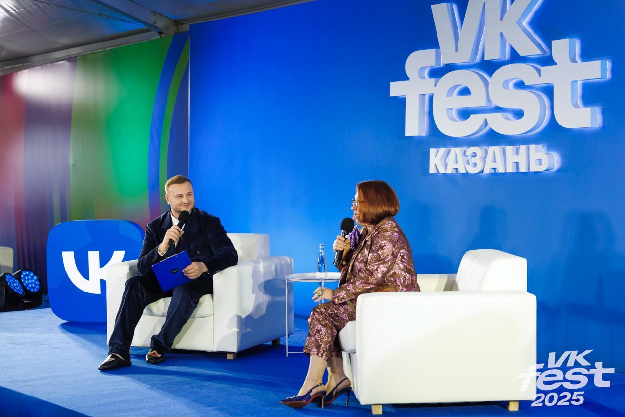 VK Fest раскрыли состав лекторов в Москве — 19 и 20 июля в «Лужниках»: Николай Василенко, Андрей Гостев из ВКонтакте, Оксана Самойлова и Ксения Собчак. Будут говорить про деньги, партнёрства и монетизацию лайков. если думали, что фест — это просто музыка и блогеры, то нет, это уже вполне себе фест для умной московской тусовки