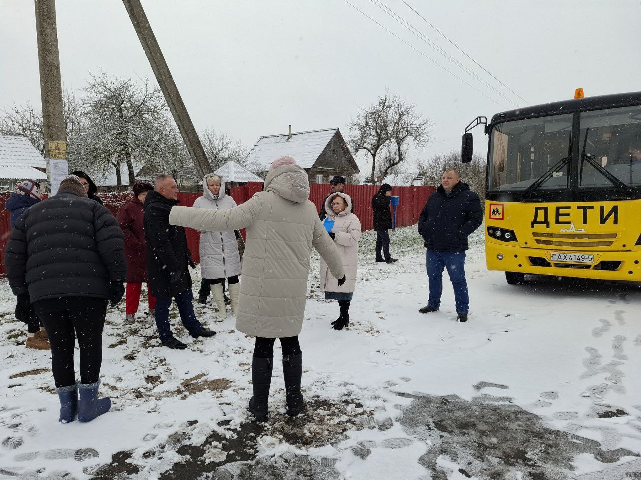 Депутат Палаты представителей Национального собрания Республики Беларусь Руслан Косыгин провел выездной прием граждан в деревне Заболотье.  ‼ Совместно с должностными лицами, с выездом на место, был осуществлён детальный анализ ситуации: обеспечение безопасности детей при посадке и высадке школьным автобусом, установка остановочного пункта.    Определен порядок реализации. Ситуация взята на депутатский контроль.