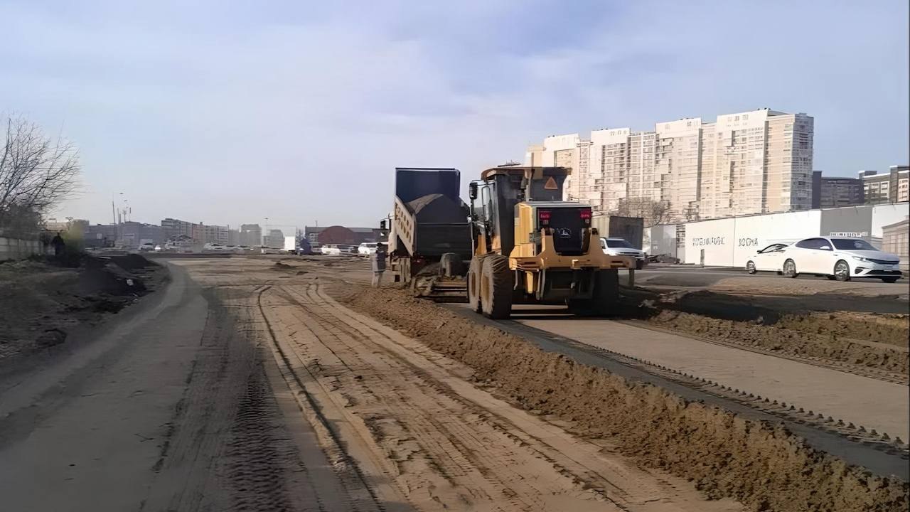 Реконструкция Западного обхода продолжается в Краснодаре В Краснодаре активно ведутся работы по реконструкции Западного обхода включающие расширение проезжей части Согласно сообщению пресс службы администрации города от 21 ноября работы осуществляются на двух участках от улицы Средней до кольца жилого комплекса Немецкая деревня и от Немецкой деревни до кольца на пересечении с улицей Красных Партизан Для увеличения количества полос с четырех до шести в районе пересечения с улицей имени Кудухова планируется демонтаж существующего надземного пешеходного перехода В период строительства на этом участке установлен временный светофор На текущий момент готовность участков составляет примерно 66 и 21 соответственно как сообщили в администрации города Подписаться на новости ЮГ 24   ЮГ 24 в MAX