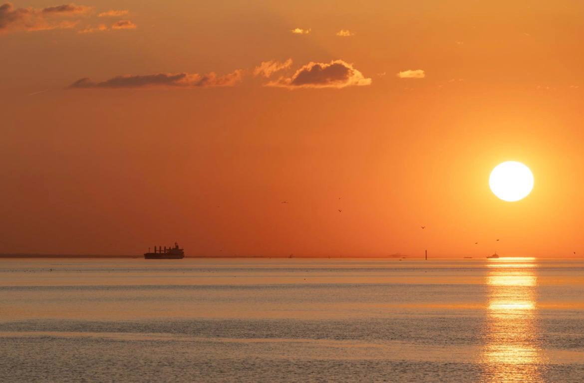 В Петербурге в 2025 году солнце светило меньше чем предусматривает норма поделился главный синоптик города Александр Колесов При этом дождливых дней было больше чем обычно Осадков достаточно много даже 114 от нормы но они далеки от самых значительных которые отмечались в этом веке А вот солнышко в прошлом году подвело нас даже на целых 1 5 часа светило ниже нормы подчеркнул Колесов Так в декабре 2025 года солнце светило всего 7 5 часа четыре солнечных дня в ноябре 8 9 часа четыре солнечных дня а в октябре 64 2 часа 18 солнечных дней Михаил Тихонов Подписаться на ДП в Telegram MAX