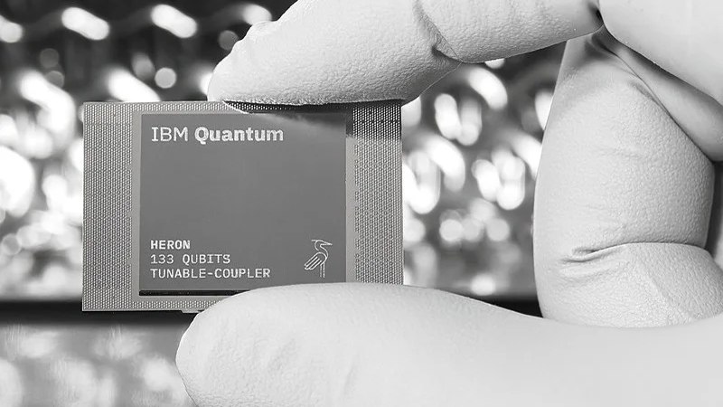 IBM развернула один из мощнейших в мире квантовых компьютеров — у него 156 кубитов Глава немецкого подразделения IBM сообщил, что компания развернула в Германии один из своих мощнейших квантовых компьютеров. Система получила название Aachen. Она построена на втором поколении квантового процессора Heron.