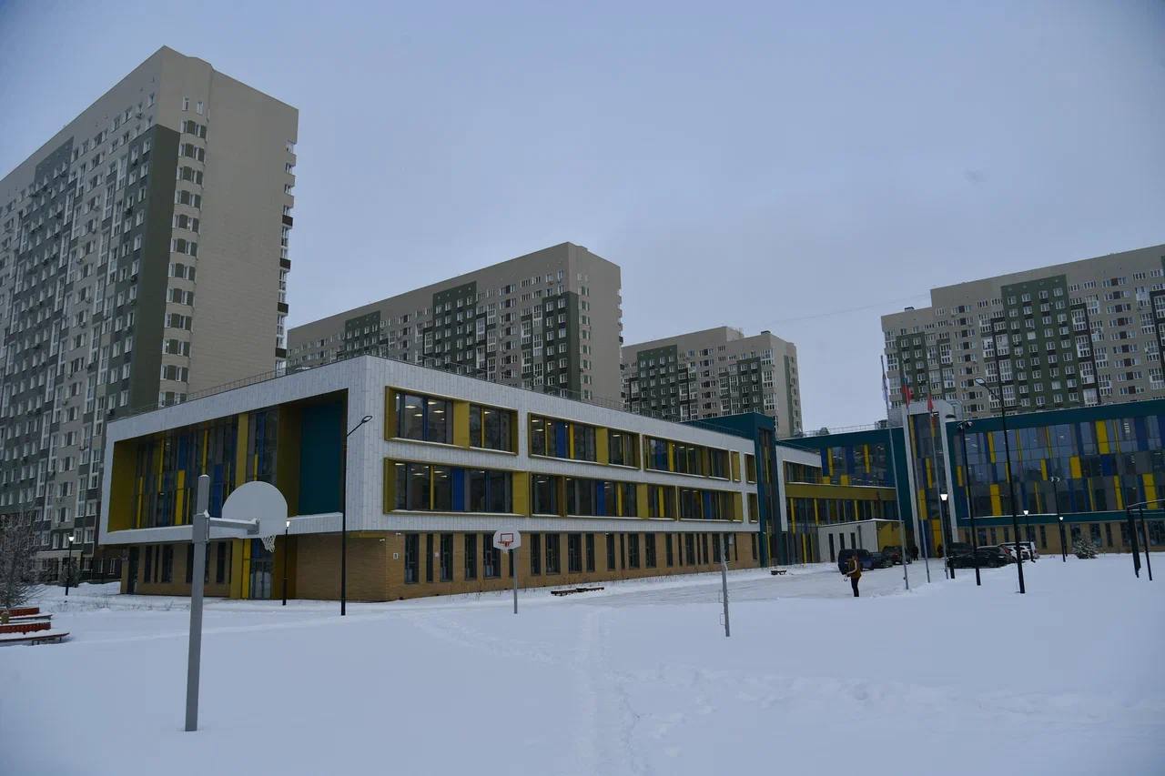 Ввели в эксплуатацию лицей в микрорайоне «Прибрежный» города Омска.    Новое учебное заведение рассчитано на 1122 школьника. Учебные кабинеты и лаборатории оснащены самым современным оборудованием, есть места для тихого отдыха, занятий творчеством и спортом. Откроем лицей 1 сентября.