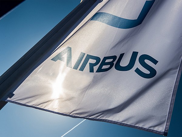 Заказы Airbus в сентябре выросли в пять раз к августу  Европейская авиастроительная корпорация Airbus в сентябре получила заказы на 235 самолетов, что в 5,1 раза больше показателя предыдущего месяца. Об этом сообщает Прайм со ссылкой на данные в сообщении компании.  За девять месяцев текущего года Airbus получил заказы на 667 самолетов. А с учетом отмен заказы за январь-сентябрь насчитывают 648 самолетов.  Поставки самолетов клиентам у компании в сентябре поднялись на 6,4% к августу – до 50 с 47 единиц. С начала года было поставлено 497 самолетов, следует из данных компании.  aviaru.net/n276564