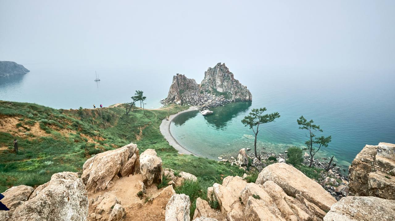 Туры по России будут оформлять по новым правилам С 1 марта 2026 года в России меняется определение турпродукта Для внутренних поездок теперь не требуется обязательная связка перевозка проживание Достаточно разместить клиента в гостинице и добавить хотя бы одну услугу экскурсию трансфер работу гида или инструктора Для выездного туризма требования остаются прежними с перелетом и отелем Вице президент АТОР Сергей Ромашкин считает что после вступления в силу новых правил число официально оформленных турпродуктов вырастет Компании которые например организуют восхождения на Эльбрус с инструктором обяжут оформлять такие программы как турпродукт Агентам также запрещено самостоятельно формировать пакеты с перелетом и проживанием Даже при раздельных договорах подобная комбинация будет считаться туроператорской деятельностью потребуется соответствующий статус Закон предусматривает переходный период до 1 сентября 2026 года разрешено не передавать данные в систему Электронная путевка